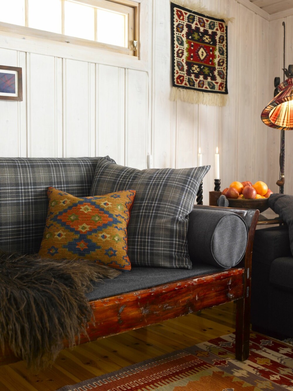 NY DRAKT: Den gamle benken som sto i stuen er arv fra Karens familie. Den er nå blitt en praktisk sofa med nytt trekk. Putene er sydd av Bohus, som også har sydd putene til sofaen. Brunfargen på benken ble utgangspunktet til trillebordet og tv-bordet. Veggteppet er arvegods. NY DRAKT: Den gamle benken som sto i stuen er arv fra Karens familie. Den er nå blitt en praktisk sofa med nytt trekk. Putene er sydd av Bohus, som også har sydd putene til sofaen. Brunfargen på benken ble utgangspunktet til trillebordet og tv-bordet. Veggteppet er arvegods.