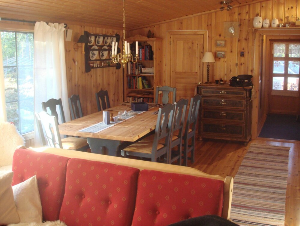 MINDRE PLASS: Tidligere sto spisebordet plassert motsatt vei. Dette, kombinert med den gamle sofaen, gjorde at stuen virket mindre. MINDRE PLASS: Tidligere sto spisebordet plassert motsatt vei. Dette, kombinert med den gamle sofaen, gjorde at stuen virket mindre.