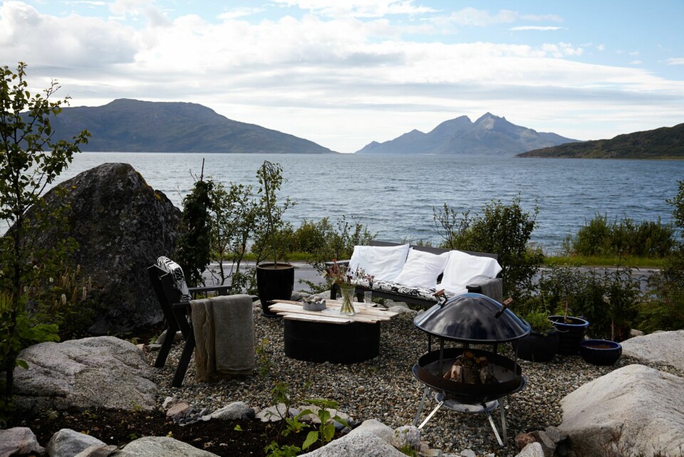 SJØNÆRT: Skulsfjorden rett over veien danner et vakkert bakteppe for uteplassene på hytta. Her fyrer de opp bålet og koser seg med kaffekoppen til sola går ned bak fjellene.
