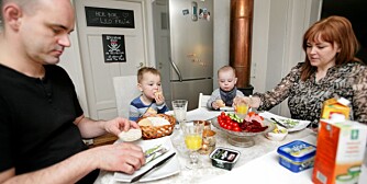 ET ROLIG MÅLTID: Det var ikke vanlig før Leo begynte på diett. Pappa Tore, Leo, lillebror Liam og mamma Renate koser seg ved frokostbordet. Foto: Anne Elisabeth Næss.