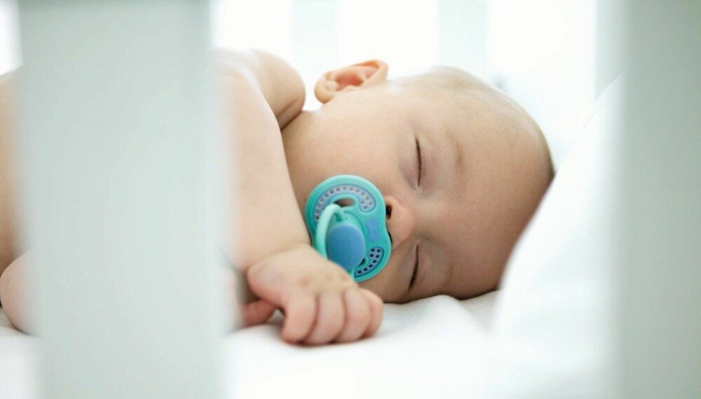 SMOKK-ALARM: En pusteindikator kan festes på alle typer smokker og skal gi trygghet ved at indikatoren lyser hver gang barnet puster.
