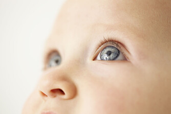 BABY OG SYN: Prøver du å få blikkontakt med babyen din? Så lang ser en baby egentlig!