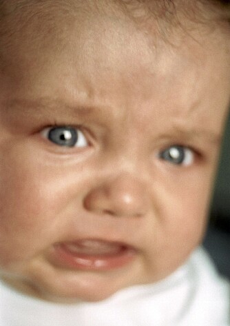 MÅ LÆRE Å SOVNE SELV: Tar babyer skade av å gråte seg selv i søvn? Ekspertene er uenige.