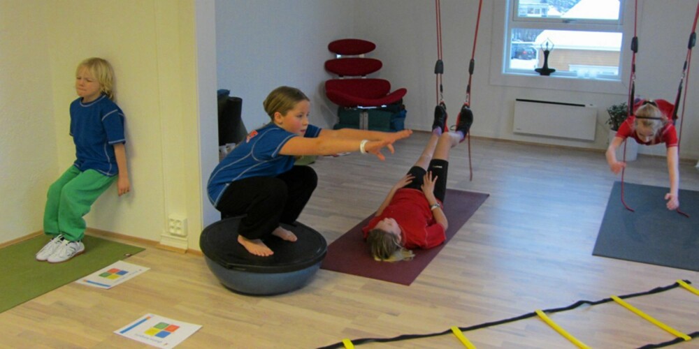 MESTRE, IKKE PRESTERE: Fra 6 til 10 barn deler personlig trener på kursene til Våg trening.