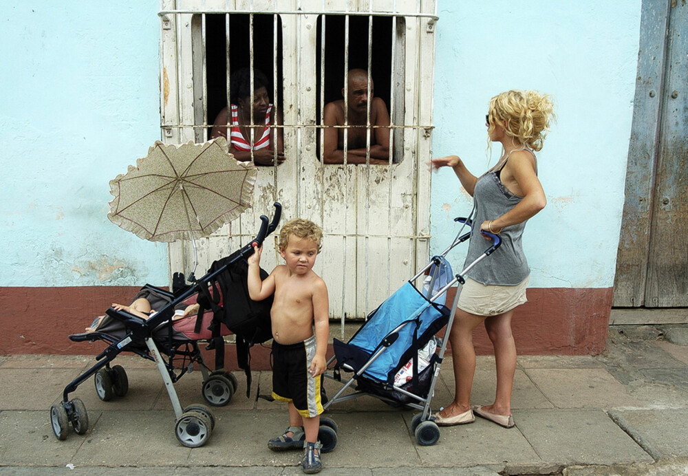 PARASOLL PÅ VOGNA: Med parasoll på vogna, slipper du å lete etter skygge for barnet. Her fra Cuba.