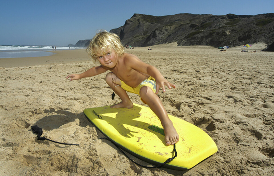 MERK BARNA: Mini-Mattis med fløyte rundt halsen i Portugal.