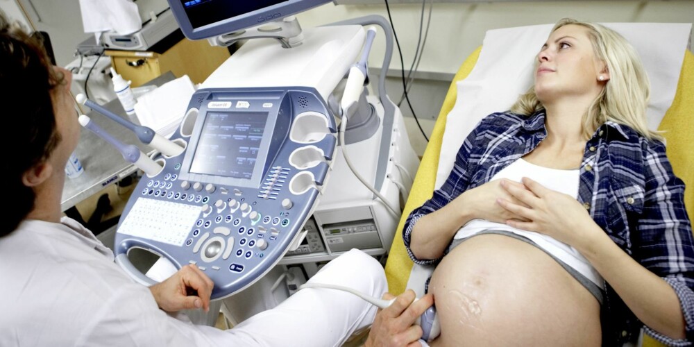 PÅ ULTRALYD: Sally og samboeren får tilbud om å avbryte svangerskapet, fordi det viser seg at babyen i magen har en feil i en klaff i hjertet . Utsiktene er dystre: Den lille gutten må gjennom tre hjerteoperasjoner før han er 4 år. Ni av ti overlever, men omtrent halvparten får fysiske og psykiske utfordringer resten av livet. Sally velger å beholde barnet. PÅ ULTRALYD: Sally og samboeren får tilbud om å avbryte svangerskapet, fordi det viser seg at babyen i magen har en feil i en klaff i hjertet . Utsiktene er dystre: Den lille gutten må gjennom tre hjerteoperasjoner før han er 4 år. Ni av ti overlever, men omtrent halvparten får fysiske og psykiske utfordringer resten av livet. Sally velger å beholde barnet.
