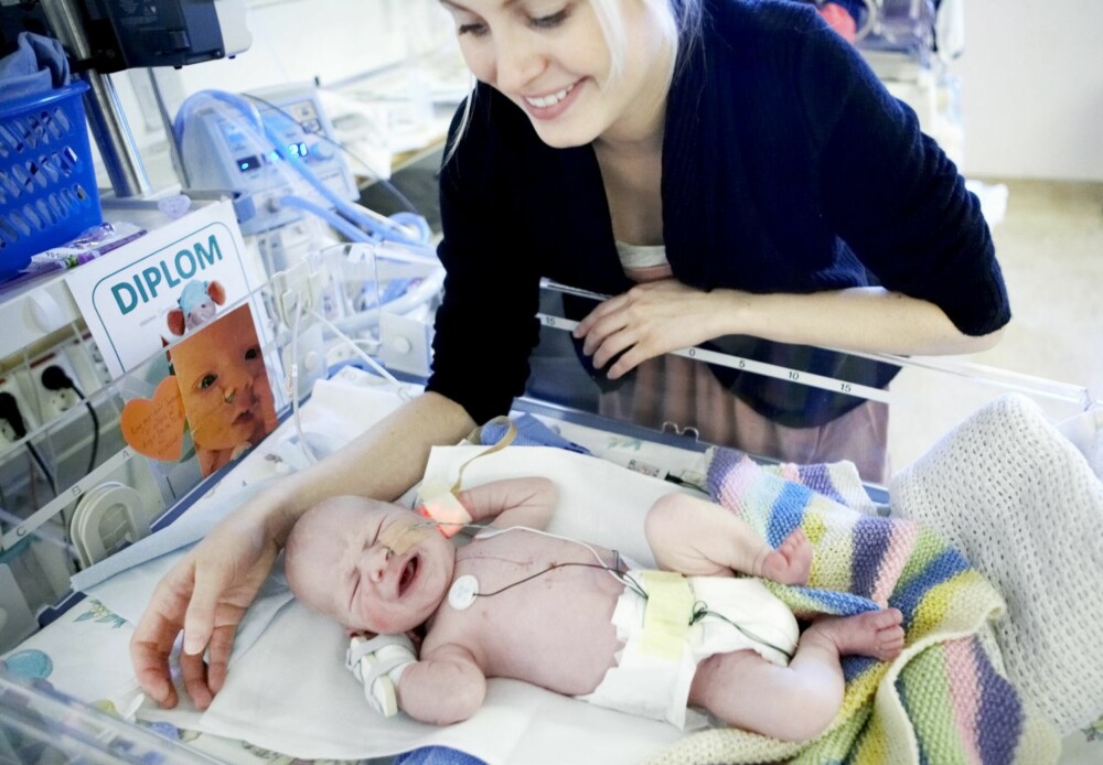 HJERTEOPERERT: Gleden over at operasjonen er vellykket er stor, hos mamma Sally Stranden men siden Samuel har et brudd i brystbeinet, må han behandles med varsomhet. HJERTEOPERERT: Gleden over at operasjonen er vellykket er stor, hos mamma Sally Stranden men siden Samuel har et brudd i brystbeinet, må han behandles med varsomhet.