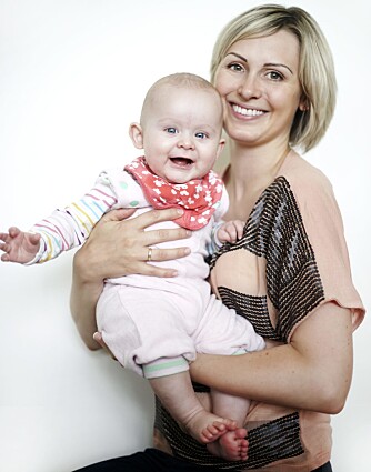 BABYLYKKE: -Jeg tenkte på Samuel da jeg holdt henne. Lydene og luktene var de samme, forteller Sally om tiden etter at datteren Nellie Hermine ble født. Sønnen Samuel ble knappe to måneder gammel. BABYLYKKE: -Jeg tenkte på Samuel da jeg holdt henne. Lydene og luktene var de samme, forteller Sally om tiden etter at datteren Nellie Hermine ble født. Sønnen Samuel ble knappe to måneder gammel.