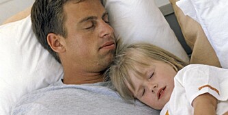 SOVER HOS PAPPA: Det er ikke alltid begge foreldrene synes det er greit at barnet sover i deres seng. Det kan det gå utover forholdet.