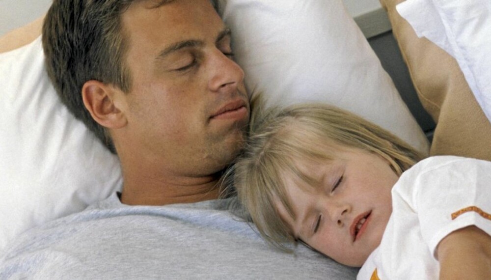 SOVER HOS PAPPA: Det er ikke alltid begge foreldrene synes det er greit at barnet sover i deres seng. Det kan det gå utover forholdet.