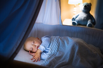 FÅ BABY TIL Å SOVE: Når burde egentlig babyen sove hele natten, og hvordan går du frem? Foto: Gettyimages.com.
