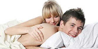 FASTE SOVESTILLINGER: Sover du på siden, på magen eller på rygg? Tett inntil, eller så langt unna kjæresten så mulig? Ifølge forskere henger dette sammen med hvilken personlighet du har.