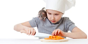 KUTTER GRØNNSAKER: La barna få smøre på brødskiva, skjære opp maten sin og kutte grønnsaker med skarp kniv, anbefaler barnepsykolog Elisabeth Gerhardsen.
