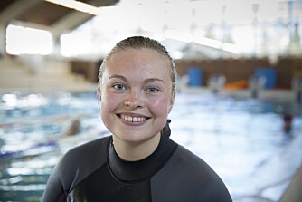 SVØMMEINSTRUKTØR: Susanne Schøyen fra Lambertseter svømmeklubb viser hvordan du gjør barna trygge i vannet.