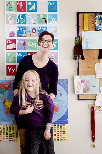 STOLT MAMMA: Kjellaug Bjerkli Haarberg har slitt med psykiske lidelser siden barndommen. Nå ønsker hun å gi datteren Solveig omsorg og trygghet, til tross for sykdommen. STOLT MAMMA: Kjellaug Bjerkli Haarberg har slitt med psykiske lidelser siden barndommen. Nå ønsker hun å gi datteren Solveig omsorg og trygghet, til tross for sykdommen.