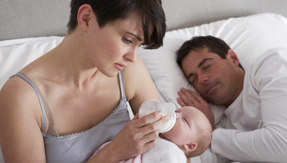 FÅR IKKE SOVE: Når du hele tiden blir vekket av en baby som trenger deg kan søvnmangelen sette sine spor. Særlig når det er du som må stå opp hver gang, slik at du aldri får tatt igjen søvnen.
