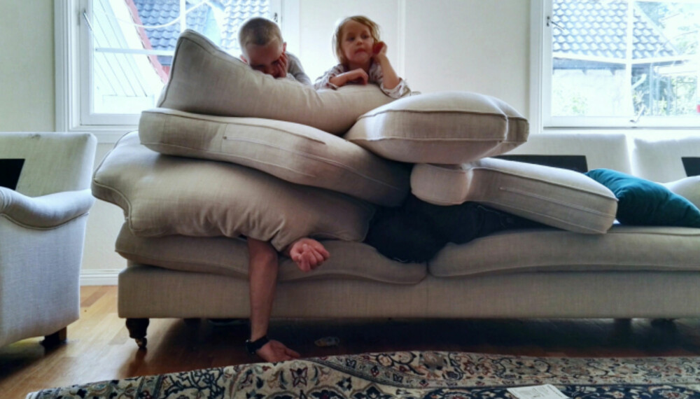 PLAGE PAPPA: Ingenting er som å ligge og sove på sofaen, og ende med å bli gravd fast av barna. 