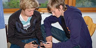 IKKE REDDE: Erlend Andersen (14) og Odd Martin Guttulsrud (14) er mest opptatt av at mobilen ser bra ut.