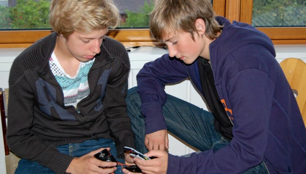 IKKE REDDE: Erlend Andersen (14) og Odd Martin Guttulsrud (14) er mest opptatt av at mobilen ser bra ut.
