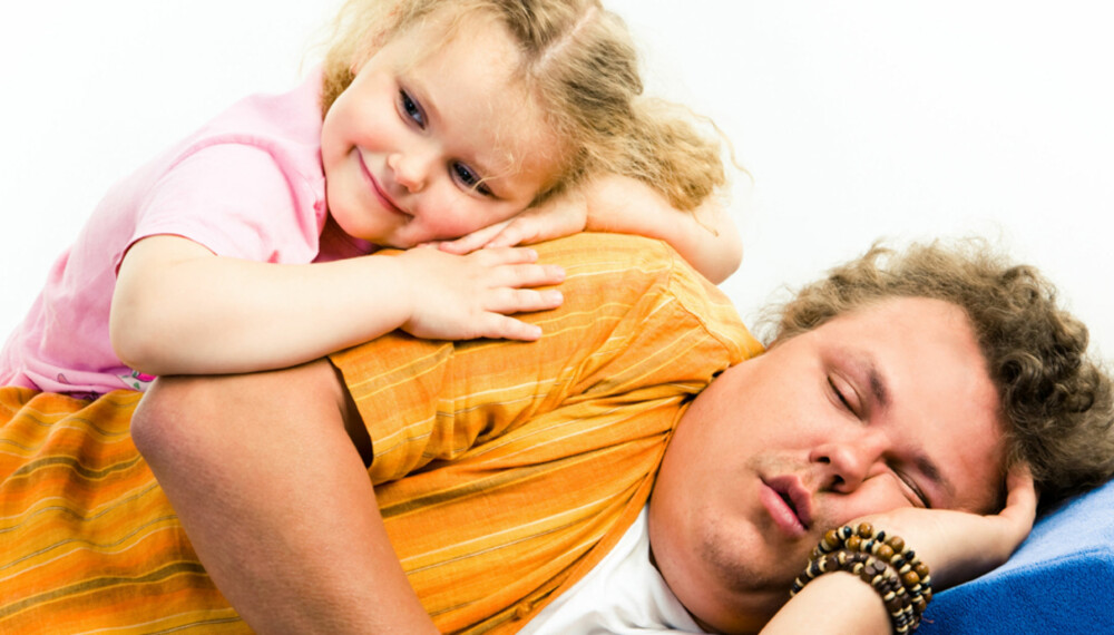 PAPPA ER TRØTT: De fleste småbarnsforeldre må tåle en kort natt i ny og ne. Slik ser du om du lider av seriøs søvnmangel.