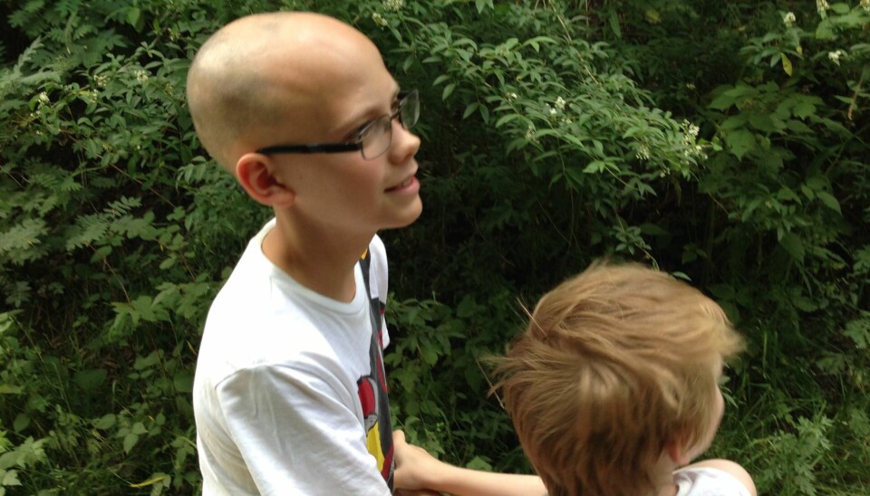 HUDSYKDOM: Da Petter plutselig mistet håret, ble familien livredde. Heldigvis er hudsykdommen alopecia ikke farlig.