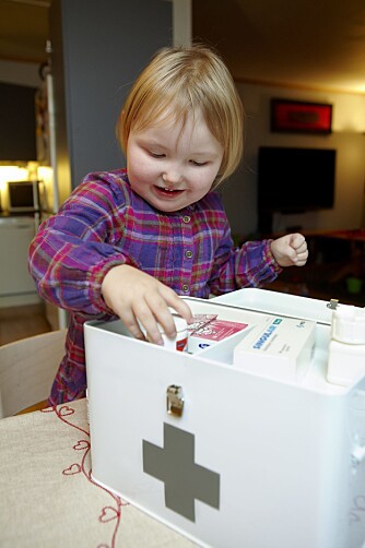 DEMPER PLAGENE: Sarah-Sofie har fylt et helt medisinskrin til randen med sine egne medikamenter.