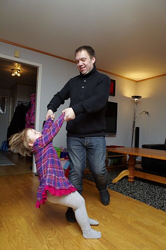 SNURRE RUNDT, FORT: Da Sarah-Sofie var 16 måneder, kunne hun verken krabbe eller gå. Nå danser hun rundt på gulvet med pappa.