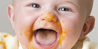 FLEKKFJERNING PÅ ULLBODYER: Det kan være vanskelig å bli kvitt flekker som morsmelkavføring, banan, ketchup og blod på ullbodyen til babyen din, men med gode råd er det fullt mulig!