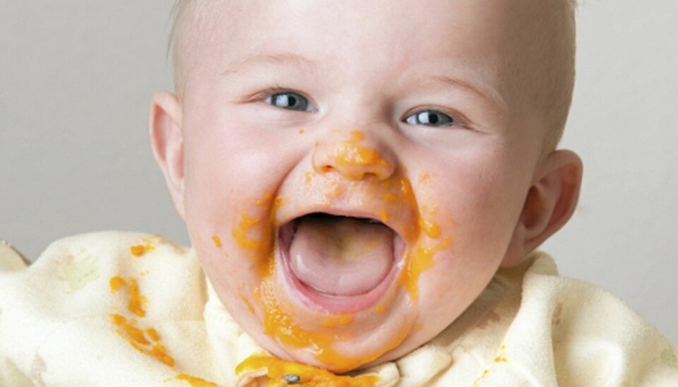 FLEKKFJERNING PÅ ULLBODYER: Det kan være vanskelig å bli kvitt flekker som morsmelkavføring, banan, ketchup og blod på ullbodyen til babyen din, men med gode råd er det fullt mulig!