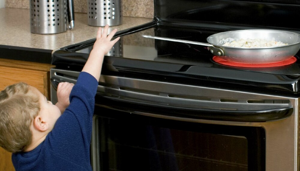 BRANNSKADER: Varme panner på komfyren kan gi små barn store skader.