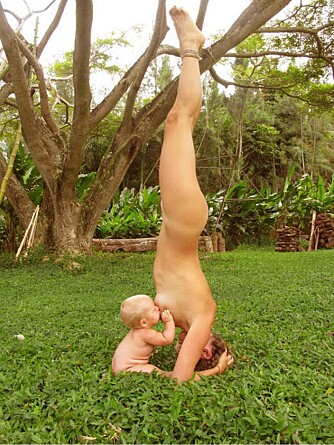NAKENYOGA: Dette bildet av yogamammaen Amy som ammer datteren mens hun står i hodestående, har gått verden rundt.