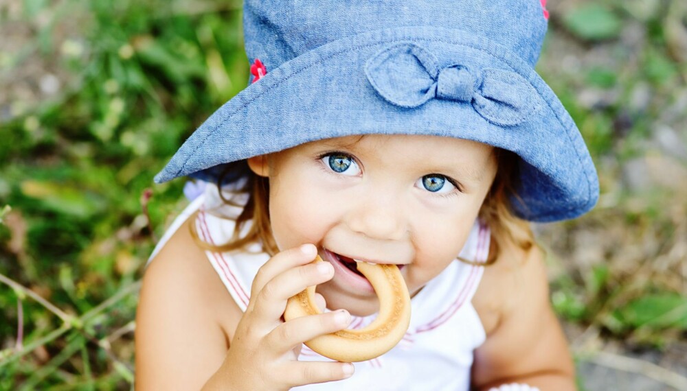 SELVSTENDIGE JENTER: To og et halvt år gamle jenter mestrer hverdagsaktiviteter som å spise og kle på seg selv langt bedre enn gutter, viser forskning.