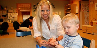 MØTER MANGE KRAV: Daglig leder Kristin Myhren Ødegård i Nesåsen barnehage sier personalet strekker seg langt for å møte foreldrenes krav. Hun vil det beste for Simen Rosenberg (2) og de andre barna.