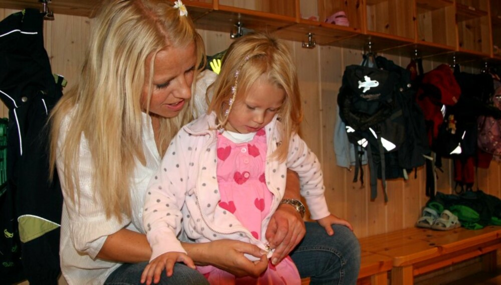 GOD HJELP: Daglig leder Kristin Myhren Ødegård i Nesåsen barnehage hjelper Hermine (4) på med jakka. Ødegård  har aldri opplevd at foreldre er så krevende at de mister plassen.