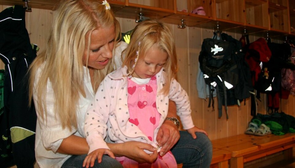 GOD HJELP: Daglig leder Kristin Myhren Ødegård i Nesåsen barnehage hjelper Hermine (4) på med jakka. Ødegård har aldri opplevd at foreldre er så krevende at de mister plassen.