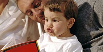 HØYTLESNING: Leser du høyt for barnet fra tidlig alder av, vil barnet ditt gjøre det bedre på skolen, ifølge forskere.