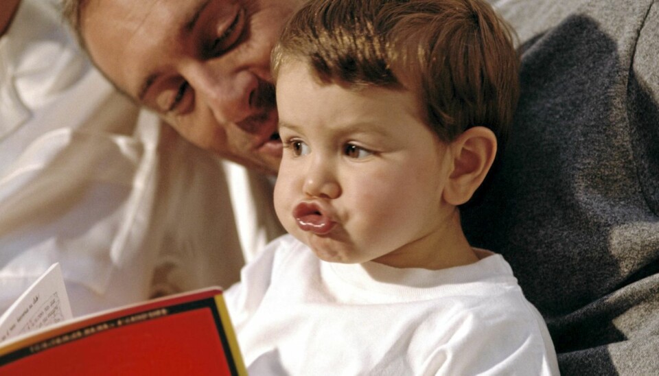 HØYTLESNING: Leser du høyt for barnet fra tidlig alder av, vil barnet ditt gjøre det bedre på skolen, ifølge forskere.