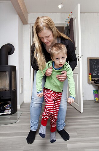 KAN IKKE LENGER GÅ ELLER STÅ SELV:  Mamma og Daniel trener på å gå, men Karina vet ikke om  sønnen hennes noen gang vil
klare det helt selv.