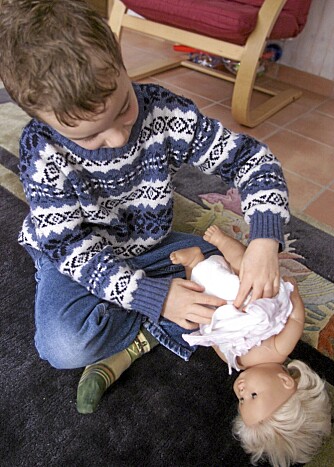 OMSORGSMENNESKE: Gutter som leker med dukker bli mer omsorgsfulle som voksne.