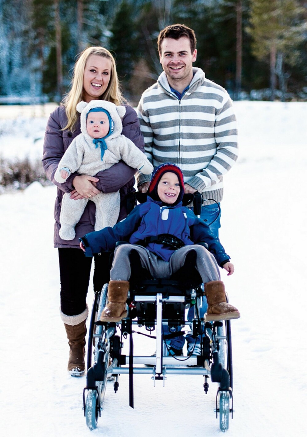 Familien Grøttland synes det er hyggelig å dra på tur sammen, sommer som vinter. På småturer kan Anton sitte på mamma Lindas arm mens pappa Henrik skyver Ludviks rullestol.