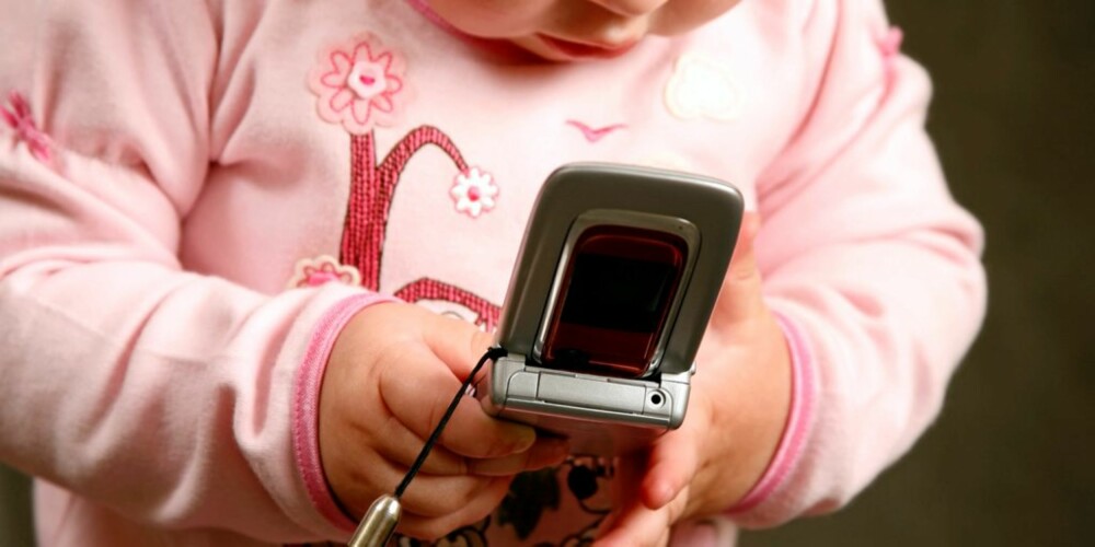 HELSESKADELIG: Er det farligere for små barn å snakke i eller leker med mobilen?