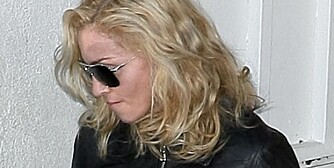 TIL RETTEN: Madonna går rettens vei mot Mail on Sunday.
