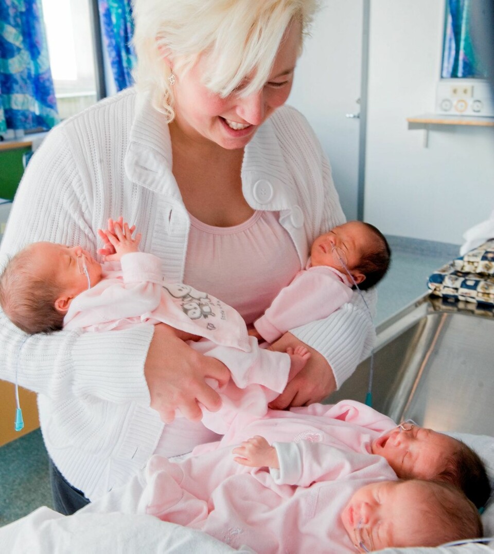 EN i HVER ARMKROK: og to på senga. Livet dom firlingmamma byr på andre utfordringer.