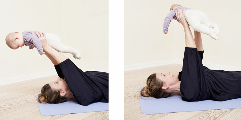 TRENER ARMER OG MAGE: Babyen er en liten vektstang når du utfører denne øvelsen.