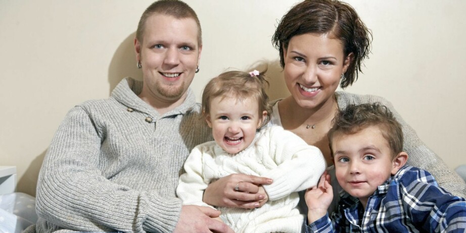 PSEUDOTVILLINGER: Johannes (3) og Maren (2) er gode lekekamerater og krangler lite. Men pappa Kim og mamma Melissa innrømmer at det hender de kjøper to eksemplarer av lekene for å bevare husfreden.