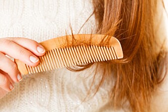 HÅRAVFALL: Det er helt vanlig å miste hår etter fødselen fordi kroppen nedprioriterer hår og negler i graviditeten. 