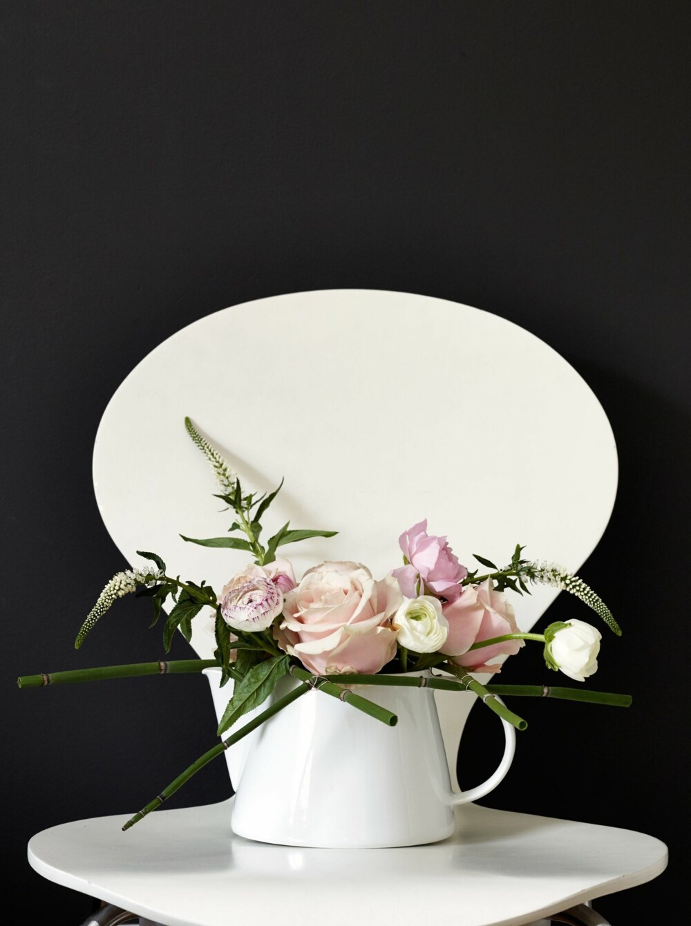 FULL KANNE: Fire bambusrør surret sammen med ståtråd danner rammen for buketten som består av roser, ranunkler og veronicaer. Idé og styling: Juni Hjartholm/Steen & Aiesh for Bonytt. FULL KANNE: Fire bambusrør surret sammen med ståtråd danner rammen for buketten som består av roser, ranunkler og veronicaer. Idé og styling: Juni Hjartholm/Steen & Aiesh for Bonytt.