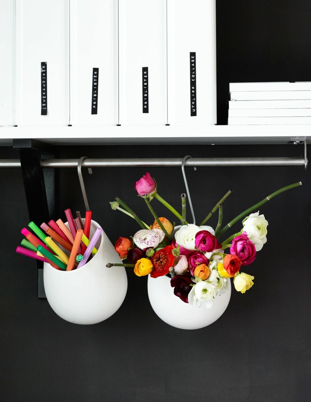 PYNT OPP HJEMMEKONTORET:  Fargelegg arbeidsdagen med blomster! Idé og styling: Juni Hjartholm/Steen & Aiesh for Bonytt.