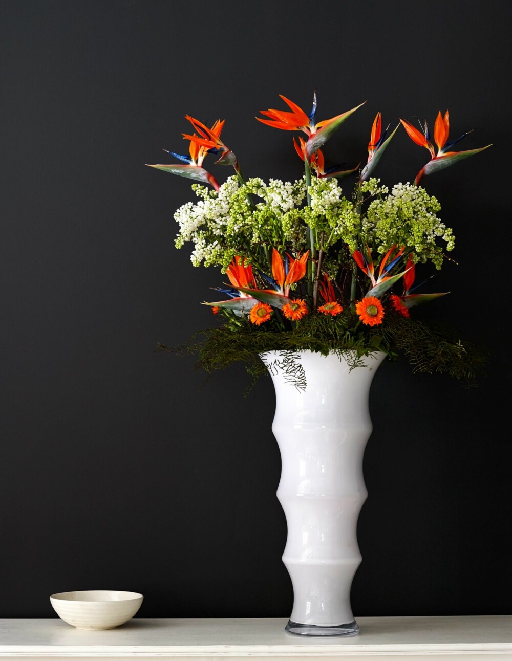 ETASJEVIS: Over runden med papegøyeblomster danner de litt bustede syrinene nærmest et tak, bare overtruffet av de langstilkede oransje som finale. Idé og styling: Juni Hjartholm/Steen & Aiesh for Bonytt.